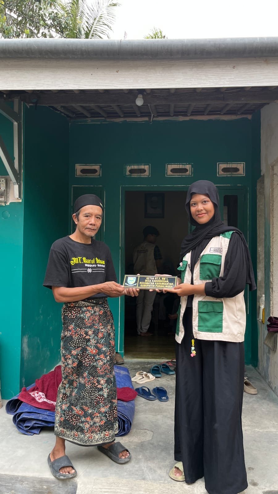 Pemasangan papan identitas Kepala Desa, RW, dan RT