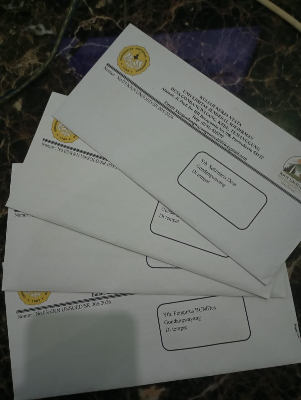 Mendistribusikan surat undangan