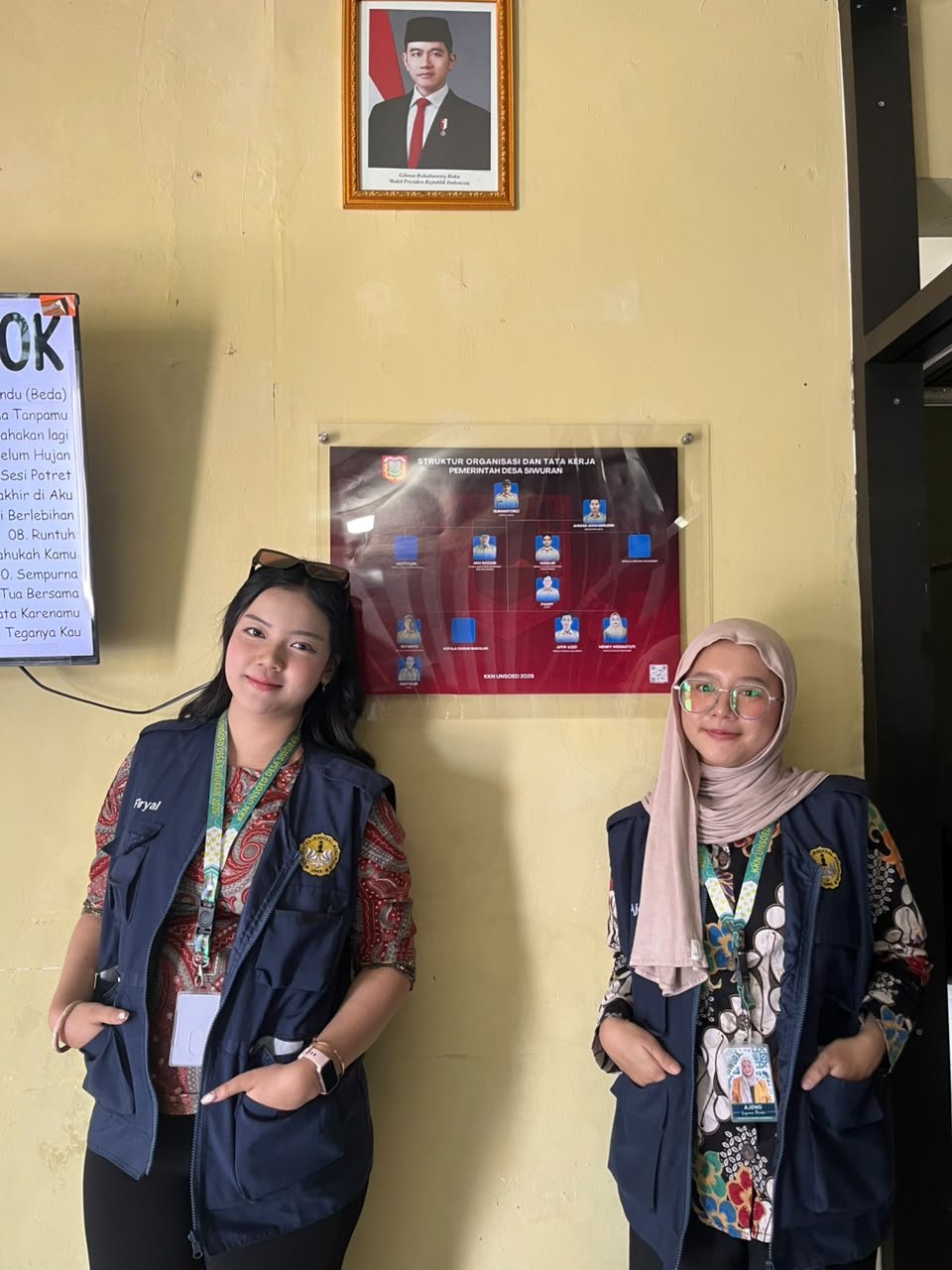 #Day 32 KKN Kelompok 238 "Pemasangan Banner struktur Pemerintah Desa"
