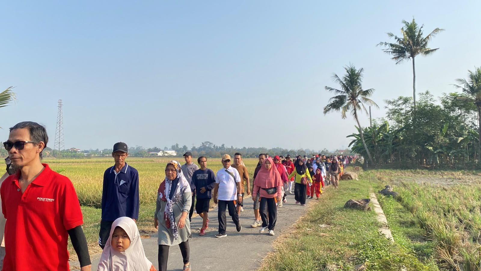 Mengikuti Jalan Sehat RW 8 Desa Sampang, Evaluasi, dan Amplifikasi Kegiatan KKN Literasi Desa Sampang