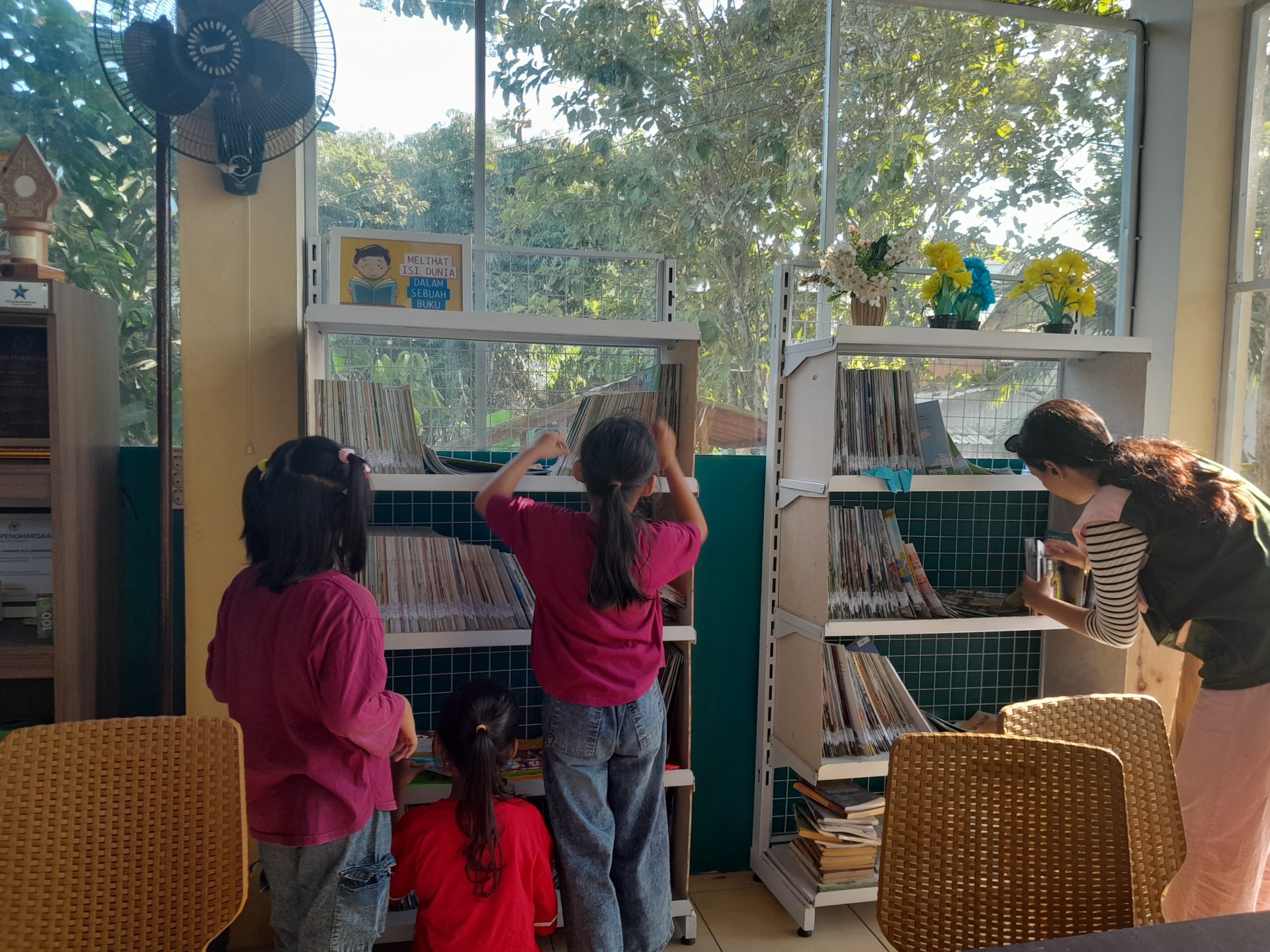 Piket Pelayanan Perpustakaan dan Persiapan Pemaparan Laporan Akhir KKN Kelompok Desa Karangmangu