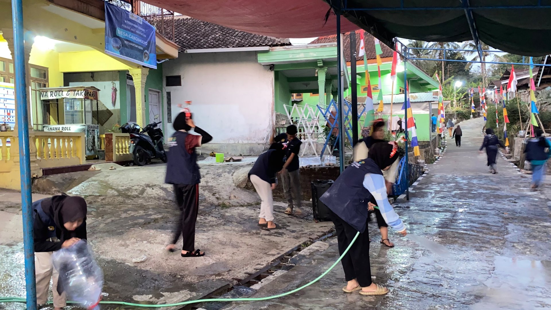 Kerja Bakti Merapikan Tenda Acara Kemerdekaan
