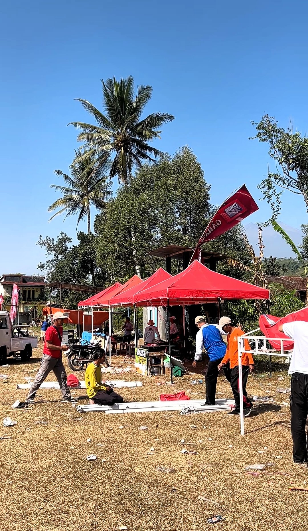 Kerja Bakti Membersihkan Lapangan Setelah Mustika Kedu Expo 3