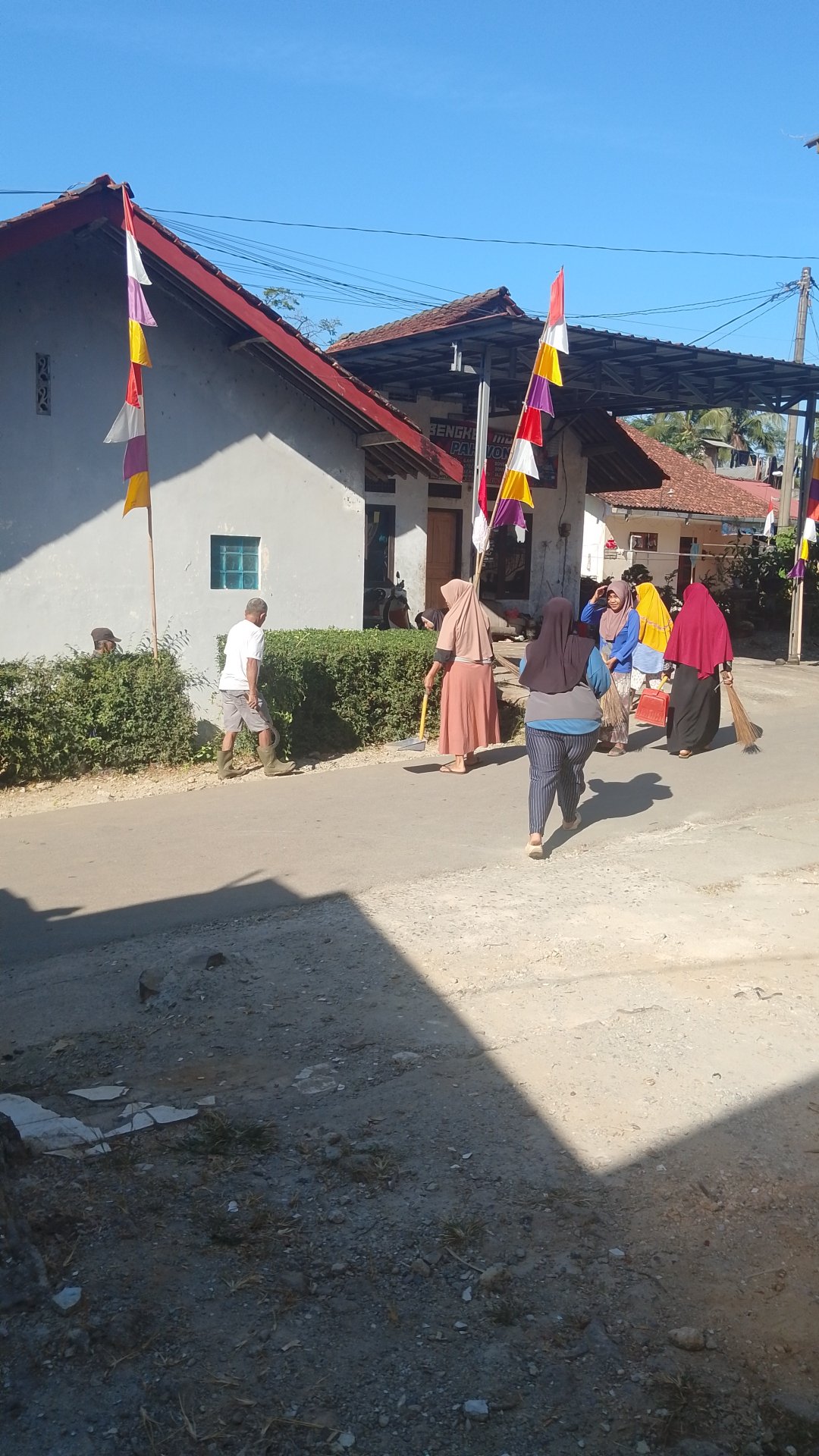 Partisipasi dalam Kerja Bakti Lingkungan