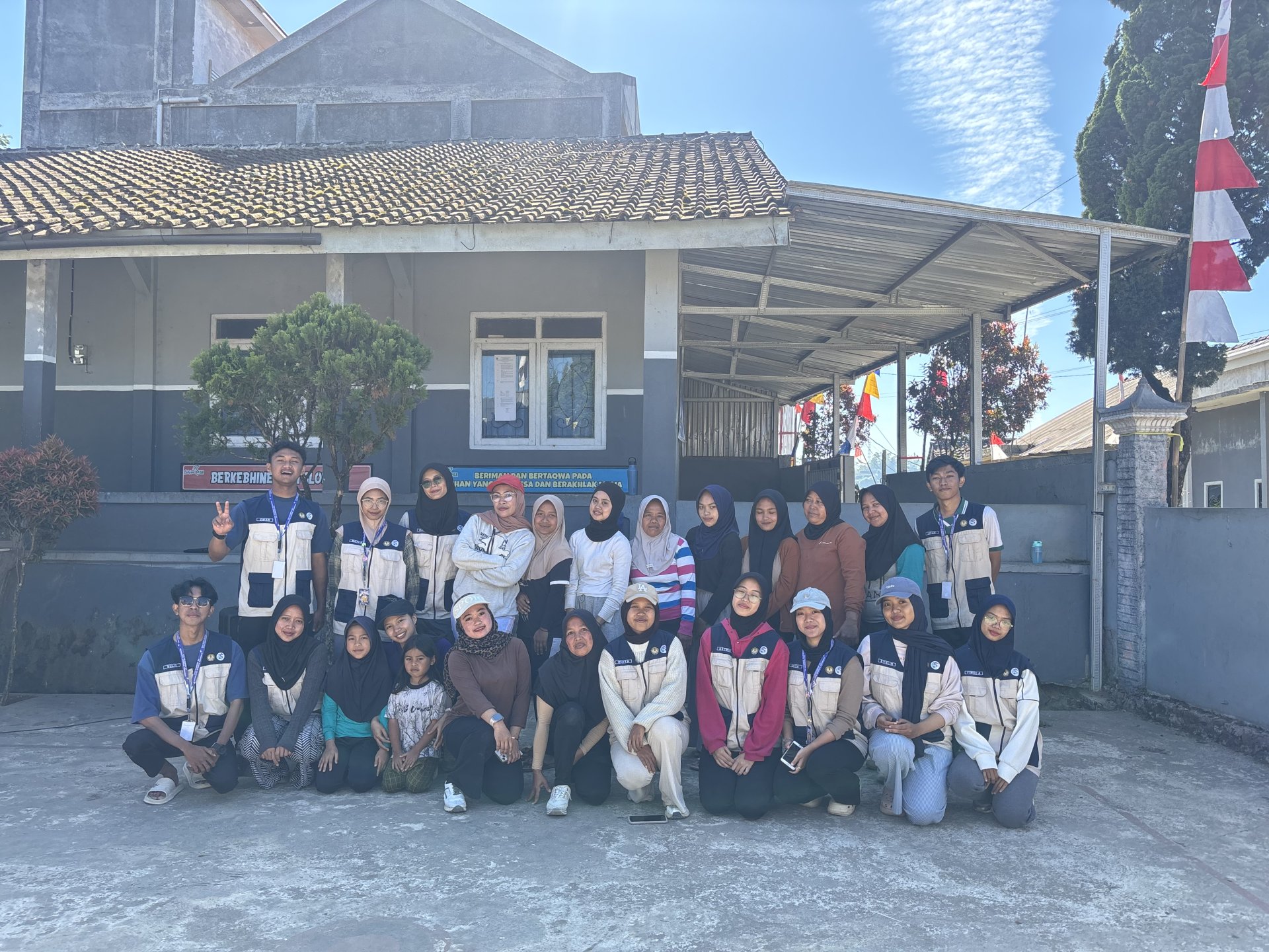 Senam Bersama sebagai Upaya Meningkatkan Kebugaran Masyarakat Dusun Tlaga Lele
