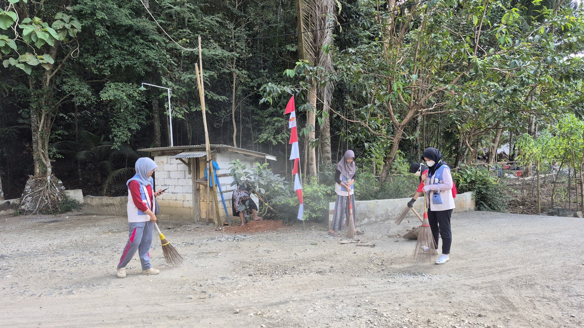 Kegiatan Kerja Bakti, Pemasangan Poster Pengendalian Hama Wereng, serta Kunjungan Perpisahan KKN di Desa Rogodadi