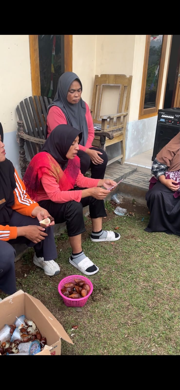 Pembagian Undangan Malam Perpisahan KKN Desa Ambal