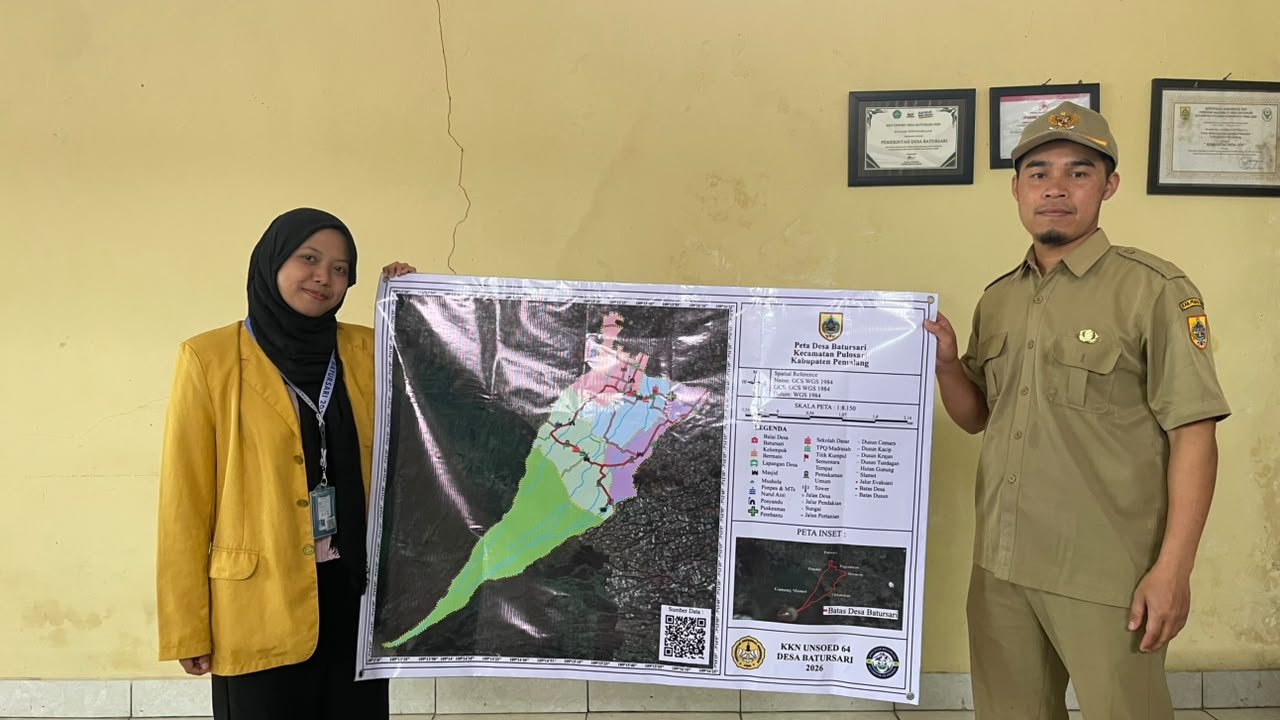 Peneyerahan Peta Administrasi Desa dan Jalur Evakuasi Bencana Kepada Pemerintah Desa Batursari