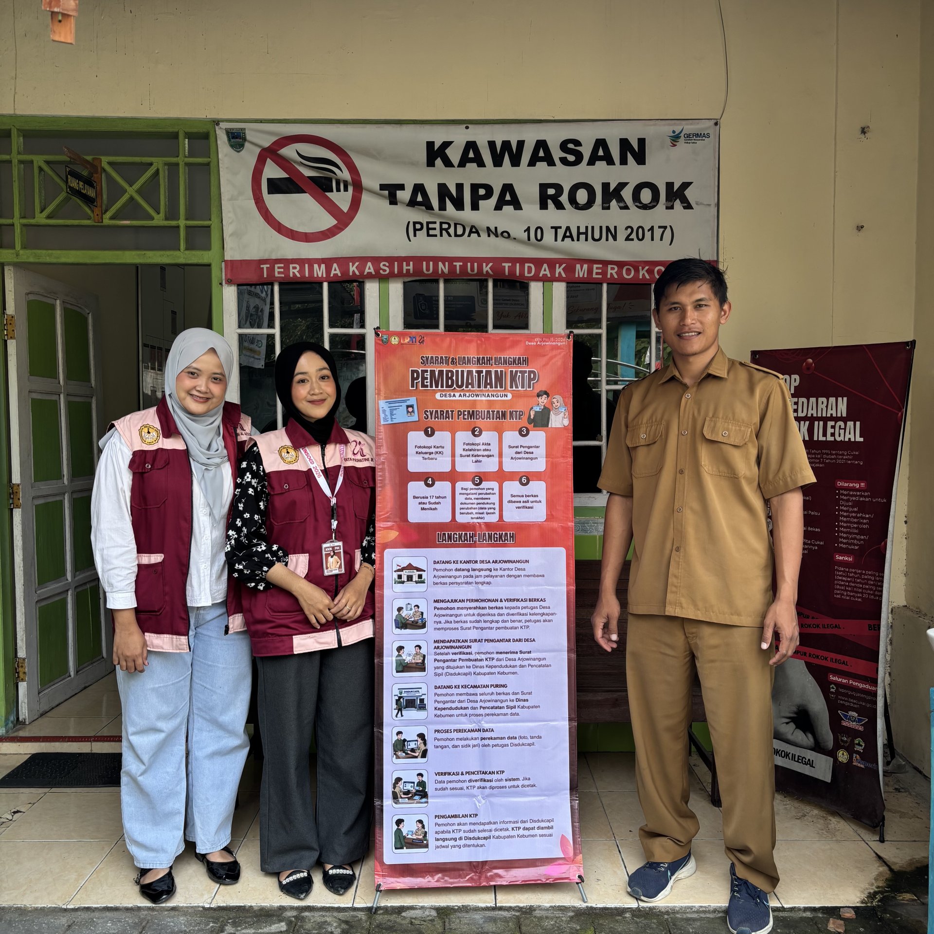 Pemasangan Banner Langkah-Langkah Pembuatan KTP di Kantor Desa Arjowinangun