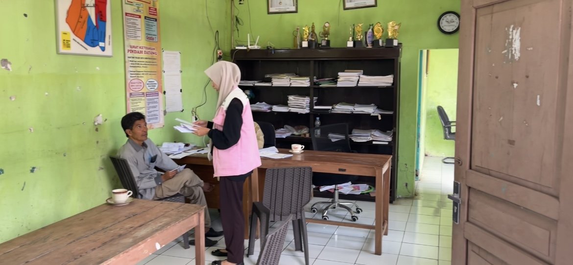 Partisipasi Mahasiswa KKN dalam Kegiatan Piket Balai Desa Mandiraja