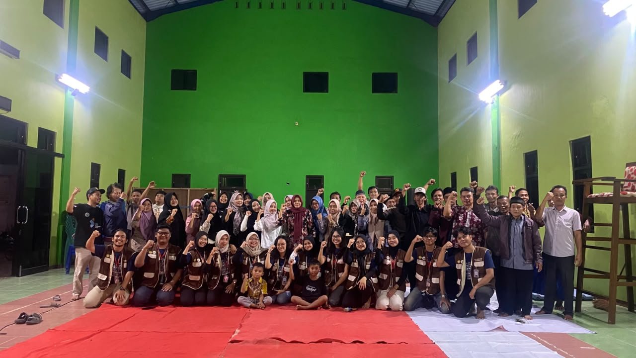Pelaksanaan Acara Perpisahan Kelompok KKN PM 34 Bersama Warga dan Perangkat Desa Rogodono di Gedung Serbaguna Desa sebagai Bentuk Ungkapan Rasa Syukur dan Terima Kasih atas Kebersamaan Selama Masa Pengabdian