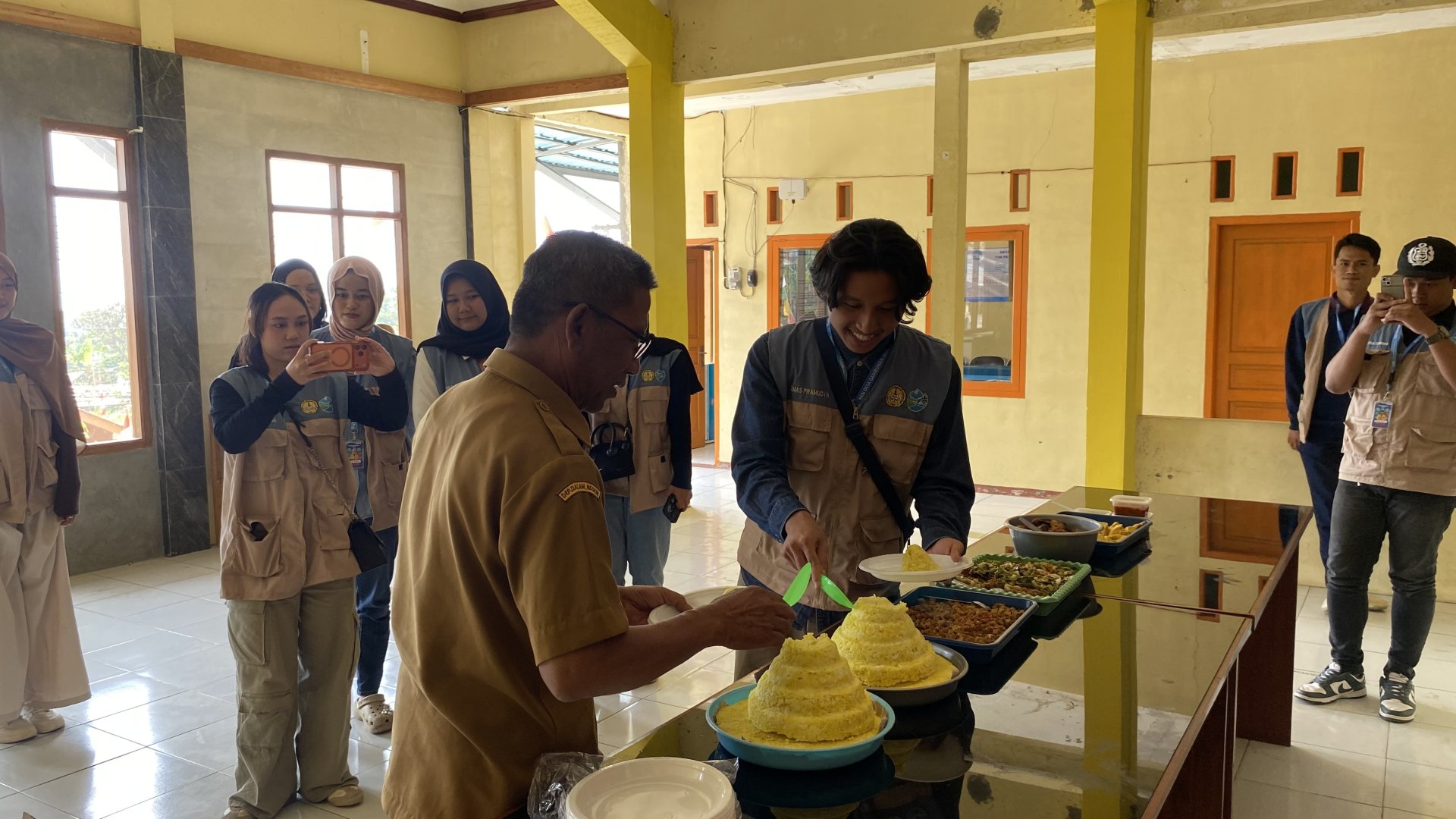 Pamitan dan Makan Bersama Perangkat Desa Gambuhan serta  Perjalanan Kembali ke Kampus sebagai kegiatan penutupan KKN